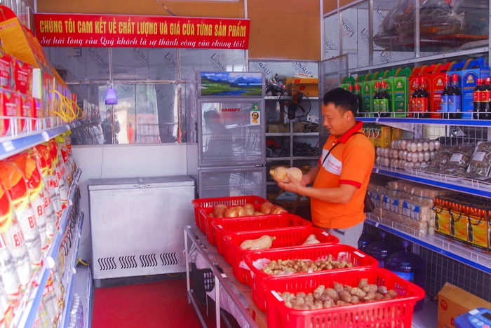 Nông sản sạch của HTX Phát triển xanh được bày bán tại điểm bán sản phẩm OCOP trung tâm xã Lục Hồn.