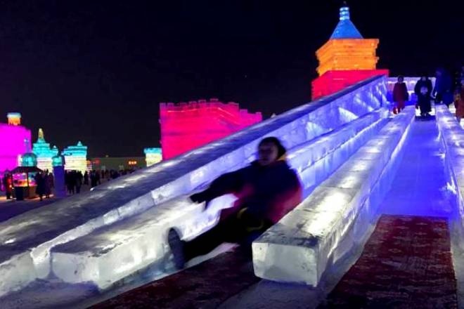 Trong lễ hội ngoài các triển lãm, cuộc thi điêu khắc băng, du khách còn có thể tham gia những hoạt động như trượt băng, bơi vào mùa đông, hockey trên băng, đạp xe trên tuyết... Ảnh: AP.