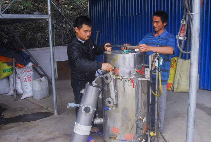 Cơ sở sản xuất tinh dầu Tuệ Lâm (Công ty CP TM&DV Bình Liêu) tại xã Vô Ngại được hỗ trợ đầu tư thiết bị sản xuất.