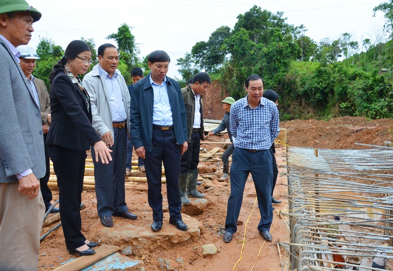 Đồng chí Đỗ Thị Hoàng, Phó Bí thư Thường trực Tỉnh ủy, kiểm tra tiến độ xây dựng cầu tràn Khe Giấy (xã Lương Mông).