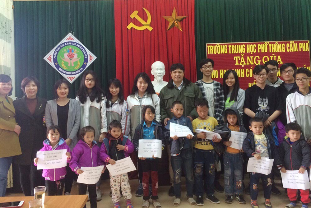 Công đoàn Trường THPT Cẩm Phả tặng quà cho trẻ em Trường Mầm non Điền Xá, huyện Tiên Yên