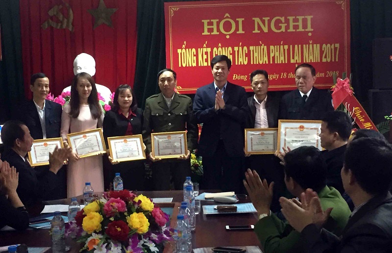 Lãnh đạo UBND TP Uông Bí khen thưởng cho các tập thể, cá nhân Văn phòng TPL Uông Bí.