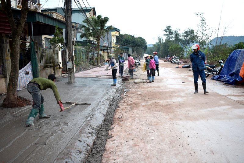 Người dân khu phố Long Thành cùng tham gia làm đường với đơn vị thi công