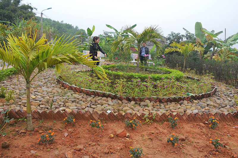 Người dân thôn Làng Nhội, xã Đông Ngũ tự trồng bồn hoa tạo cảnh quan sạch đẹp.