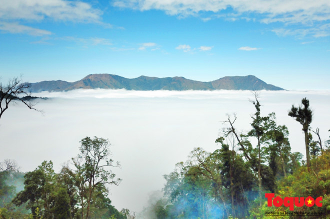 Đỉnh núi Phu Xai Lai Leng cao nhất ở xứ Nghệ. Đến nơi này du khách sẽ được chiêm ngưỡng vẻ đẹp của rừng núi vẫn đang giữ được nét đẹp hoang sơ, đặc biệt là việc thưởng ngoãn những dãy núi được ôm ấp bởi những làn mây trắng tinh khôi. Khám phá biển mây kì thú trên đỉnh Pu Xai Lai Leng - ảnh 6Đến Phu Xai Lai Leng vào mùa này, bạn sẽ không nỡ rời bước bởi khung cảnh tuyệt đẹp với những dãy núi cao dập dờn trong làn mây trắng bao phủ.