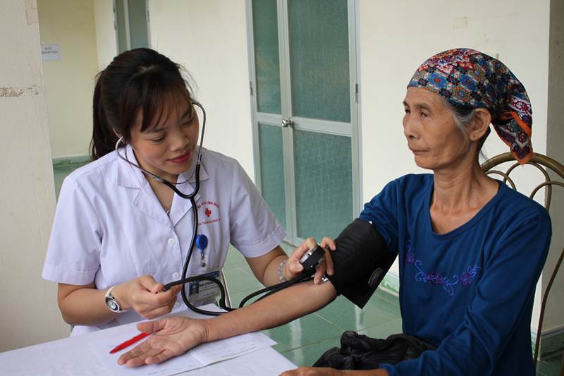 Bệnh viện Đa khoa tỉnh khám, chữa bệnh lưu động cho người dân xã Quảng Lâm, huyện Đầm Hà.