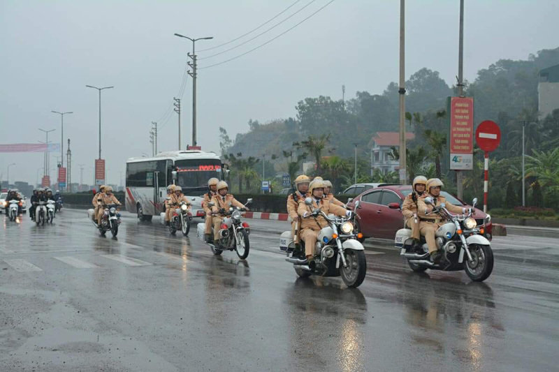 Lực lượng CSGT đường bộ, đường sắt, Công an Quảng Ninh tuần tra kiểm soát trên tuyến QL18, đoạn phường Bãi Cháy, TP. Hạ Long.