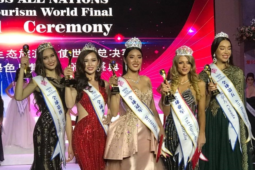   Thanh Trang (thứ 2 từ trái sang) đạt danh hiệu Á hậu 2. Ảnh: T.L