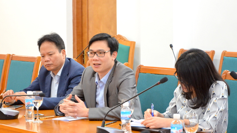 Thay mặt đoàn, Giáo sư Tài chính Nguyễn Đức Khương(ngồi giữa), Chủ tịch Hội Khoa học và chuyên gia toàn cầu bày tỏ sự cảm ơn tới lãnh đạo tỉnh cùng các sở, ban, ngành đã dành thời gian tiếp Đoàn
