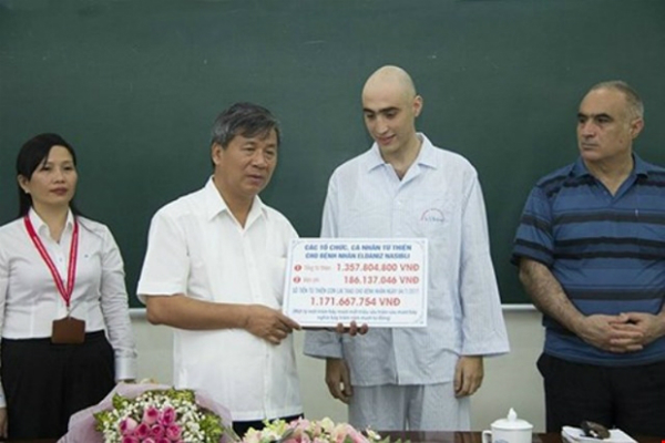 Eldaniz đón nhận những tấm lòng hảo tâm của cộng đồng người Việt. Ảnh do bệnh viện cung cấp.