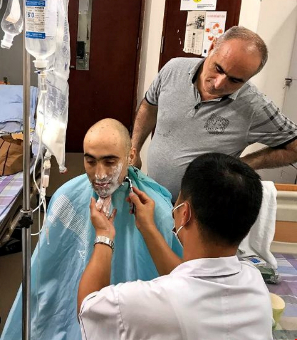 Eldaniz được bác sĩ tự tay cạo râu, tắm rửa, trước sự chứng kiến của bố Valech Nasibov. Ảnh do bệnh viện cung cấp.