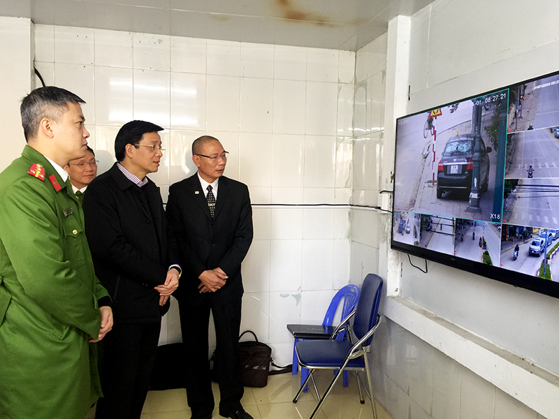 Kiểm tra hiệu quả hệ thống camera giám sát tại các điểm giao thông trọng yếu trên địa bàn thị xã Quảng Yên.
