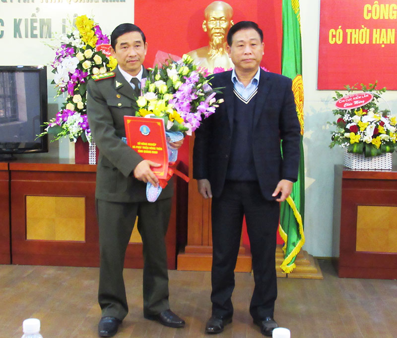 Đồng chí Nguyễn Hữu Giang, Giám đốc Sở NN&PTNT trao quyết định bổ nhiệm chức vụ Chi Cục Trưởng Chi Cục Kiểm lâm cho đồng chí Mạc Văn Xuyên
