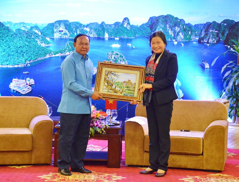 Đồng chí Đỗ Thị Hoàng, Phó Bí thư thường trực Tỉnh ủy tằng quà lưu niệm của tỉnh Quảng Ninh cho đoàn công tác 