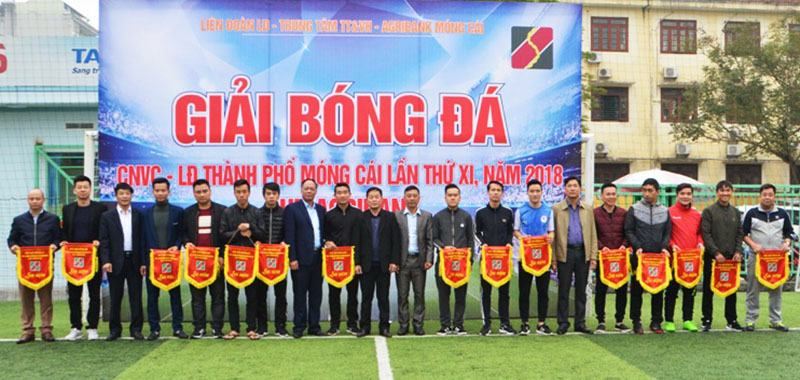 Lãnh đạo TP Móng Cái tặng cờ lưu niệm cho các đội bóng tham dự giải.