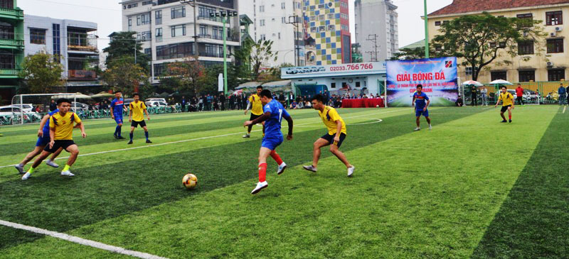 Trận khai mạc giữa đội bóng Ngành giáo dục (áo xanh) và đội bóng Công an Thành phố (áo vàng).
