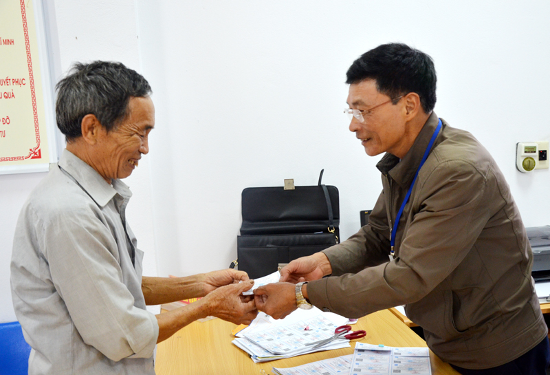 Cán bộ chính sách xã An Sinh, TX Đông Triều trao thẻ Bảo hiểm y tế năm 2018 cho người có công trên địa bàn xã