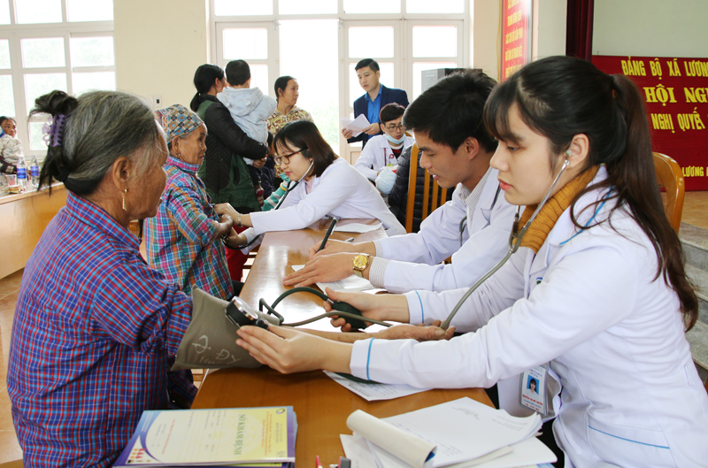 Các bác sĩ của Bệnh viện Bãi Cháy khám, tư vấn sức khỏe cho người dân xã Lương Mông, huyện Ba Chẽ.