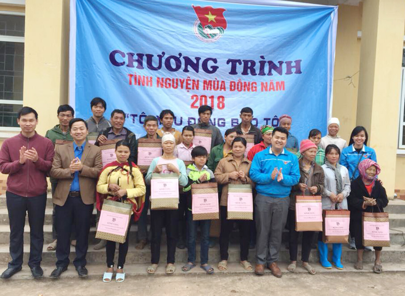 Thành Đoàn Hạ Long tặng quà tết cho các hộ nghèo xã Hà Lâu, huyện Tiên Yên.