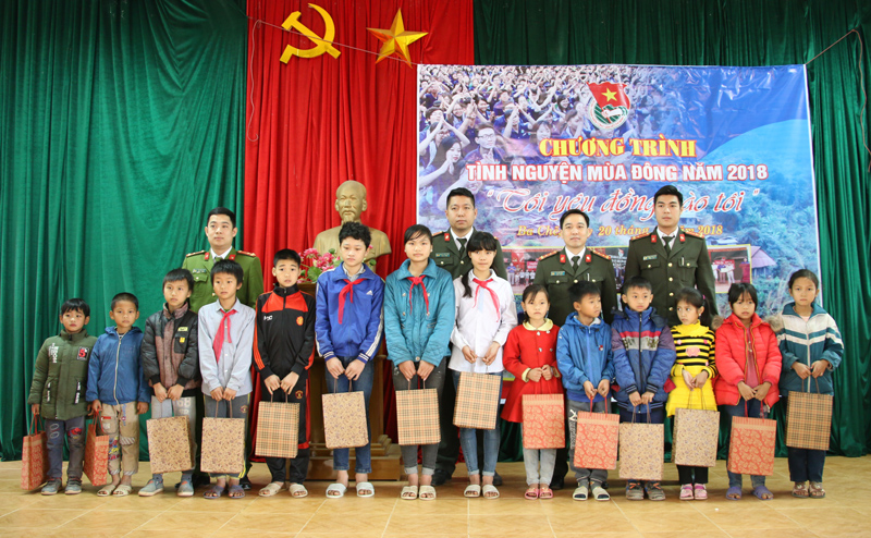 Đoàn TN Công an tỉnh tặng quà cho các học sinh nghèo tại xã Lương Mông, huyện Ba Chẽ.