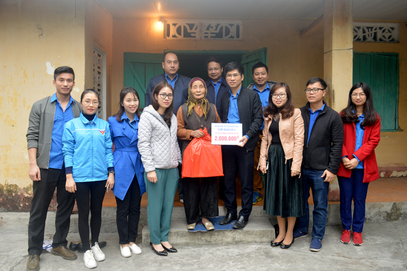 Cụm đoàn số 3 tặng quà cho gia đình bà Nguyễn Thị Hợi, khu 3, phường Hồng Hải