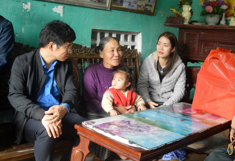 Các đoàn viên trò chuyện với bà Nguyễn Thị Mai, khu 7B, phường Hồng Hải.