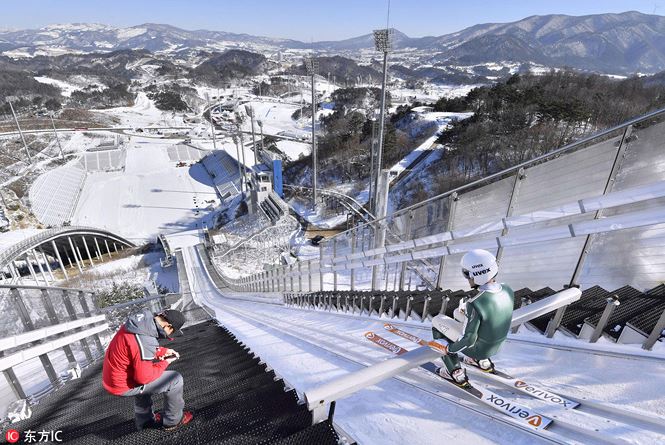 Ngoài ra, nơi đây còn có tháp trượt tuyết kết hợp nhảy xa độc đáo Ski Jumping, cho phép các vận động viên trượt tuyết đạt đến tốc độ trượt 40km/h. Ảnh: China Daily
