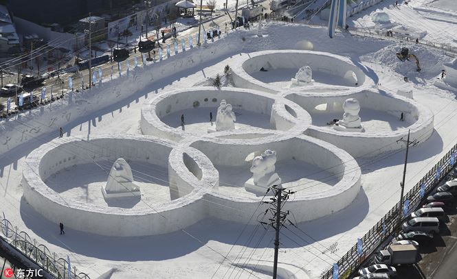  Biểu tượng Olympic làm từ băng tuyết xuất hiện tại lễ hội tuyết ở PyeongChang. Ảnh: China Daily