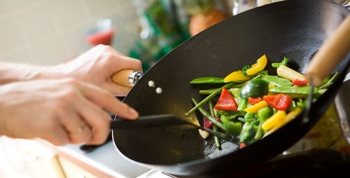 Một số loại rau thích hợp với cách ăn “tươi sống” hơn ví dụ như dưa chuột, cà chua, xà lách.