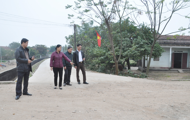  Khối của phường Ninh Giang khảo sát thực tế, vận động nhân dân bê tông hóa con đường liên xóm ở khu Thác Hà