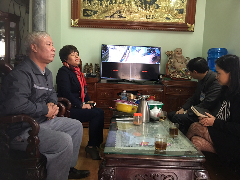 Ông Trương Ngọc Cẩm cùng con gái cung cấp thông tin cho phóng viên Báo Quảng Ninh. Ảnh: Khánh Giang