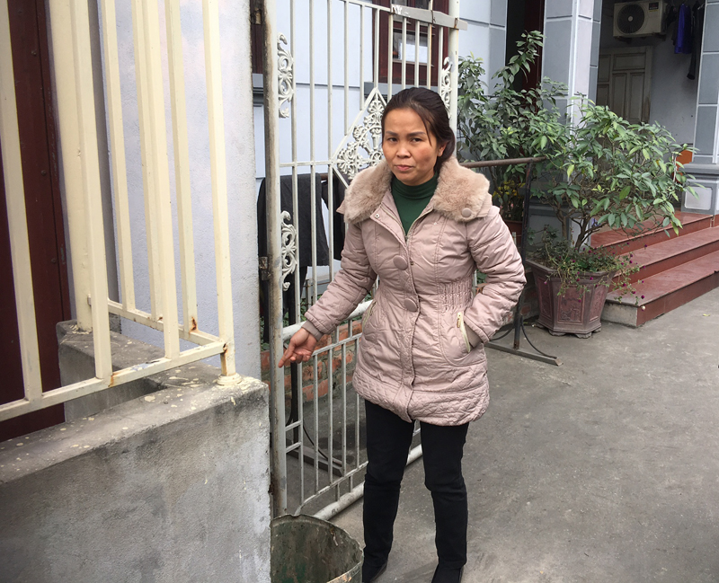 Bà Phạm Thị Bảy cho rằng, bức tường nhà ông Trương Ngọc Cẩm đã làm thu hẹp ngõ vào nhà bà từ 2,2 mét xuống còn 1,5 mét. Ảnh: Khánh Giang