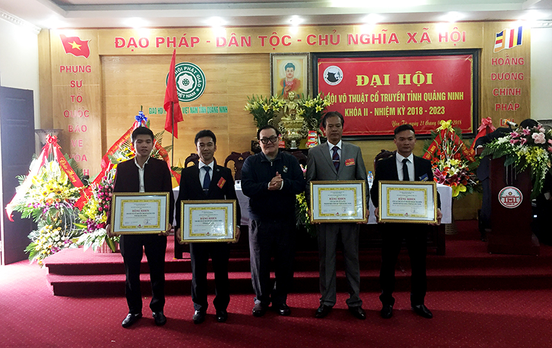 UBND tỉnh và Hội Liên hiệp võ thuật Việt Nam tro tặng bằng khen cho các tập thể cá nhân có thành tích xuất sắc