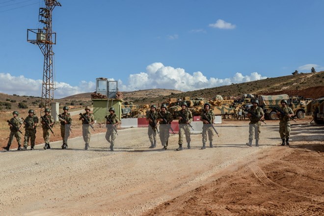 Binh sỹ Thổ Nhĩ Kỳ triển khai tại Reyhanli, tỉnh Hatay, gần biên giới Syria. (Ảnh: AFP/TTXVN)