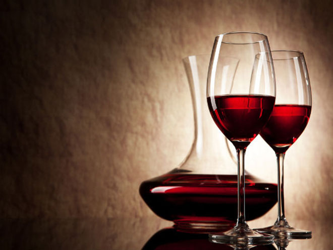 Rượu vang đỏ có chứa cồn và chất chống oxy hóa để ngăn ngừa bệnh mạch vành. Uống một ly rượu vang đỏ sau bữa tối sẽ được cơ thể hấp thụ nhanh chóng. Đừng tiêu thụ rượu vang đỏ trong ngày.