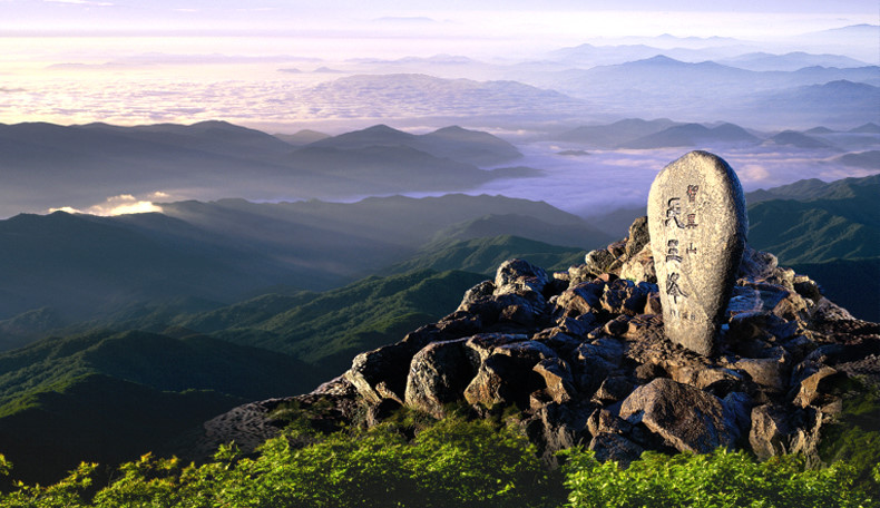 Đỉnh núi Cheonwangbong: Cùng với núi Geumgansan và Hallasan, núi Jirisan được xem là ngọn núi linh thiêng nhất ở Hàn Quốc. Năm 1957, nơi đây được công nhận là Công viên quốc gia đầu tiên của nước này. Trong đó, đỉnh Cheonwangbong nằm ở Sancheong có độ cao hơn 1.915 m. Khi tới đây, bạn có thể ngắm cảnh mặt trời mọc tuyệt đẹp giữa biển mây rộng lớn. Ảnh: Sancheong.