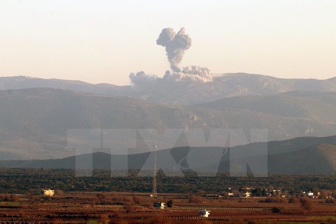 Khói bốc lên từ khu vực Afrin nhìn từ tỉnh biên giới Hatay giữa Thổ Nhĩ Kỳ-Syria ngày 20/1. (Nguồn: THX/TTXVN)