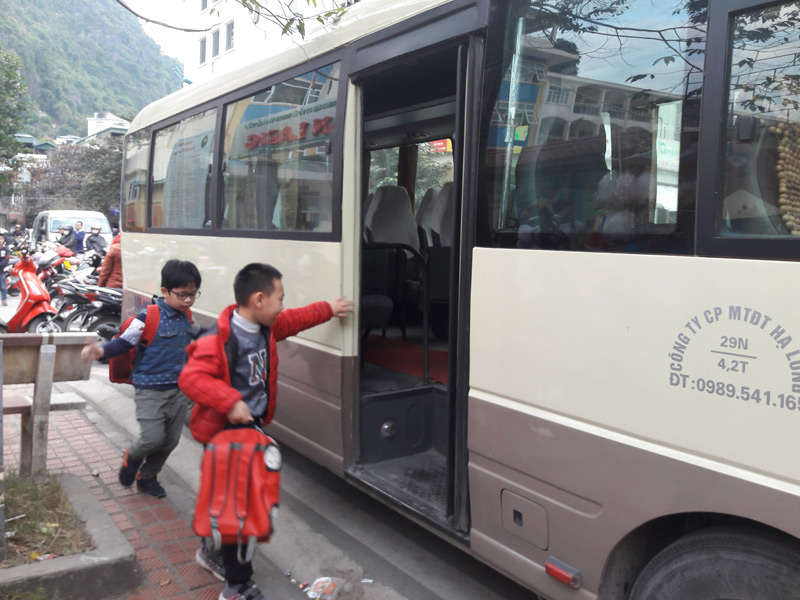 Học sinh trường Văn Lang được xe đưa đón từ trường về nhà 