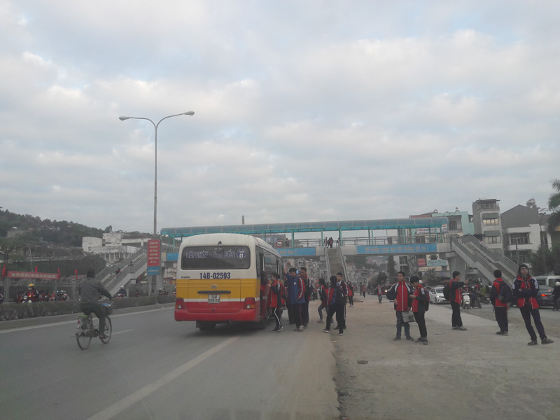 Học sinh trường THPT Hòn Gai đón xe buýt về nhà sau giờ tan trường 