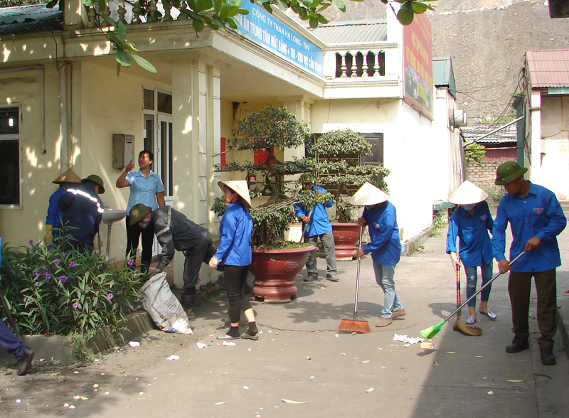 ĐVTN Công ty Than Hạ Long tham gia dọn vệ sinh Ngày Chủ nhật xanh tại khu vực sản xuất phường Cẩm Thành, TP Cẩm Phả. Ảnh: Nguyễn Dung