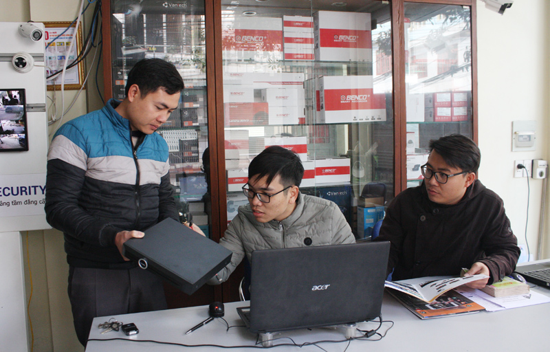 Anh Nguyễn Văn Tùng, Giám đốc Công ty TNHH Công nghệ An Hưng (ngoài cùng, bên trái) hướng dẫn nhân viên về sản phẩm thiết bị camera thông minh.  Ảnh: Lưu Linh