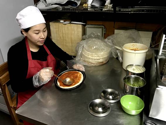Chị Nguyễn Hoàng Khánh Chị Chi chuẩn bị bánh pizza cho thực khách.