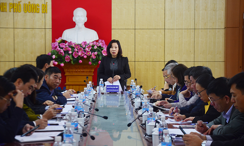 Đồng chí Vũ Thị Thu Thủy, Phó Chủ tịch UBND tỉnh, kết luận buổi làm việc tại TP Uông Bí.