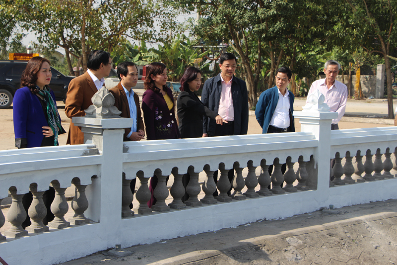 Phó Chủ tịch UBND tỉnh Vũ Thị Thu Thủy kiểm tra các hạng mục xung quanh khuôn viên Miếu Tiên Công