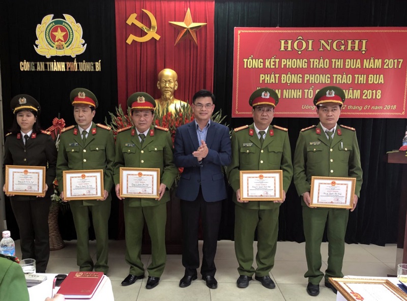 Đồng chí Nguyễn Mạnh Hà, Phó Bí thư Thành ủy TP Uông Bí  trao giấy khen của UBND TP cho các tập thể.