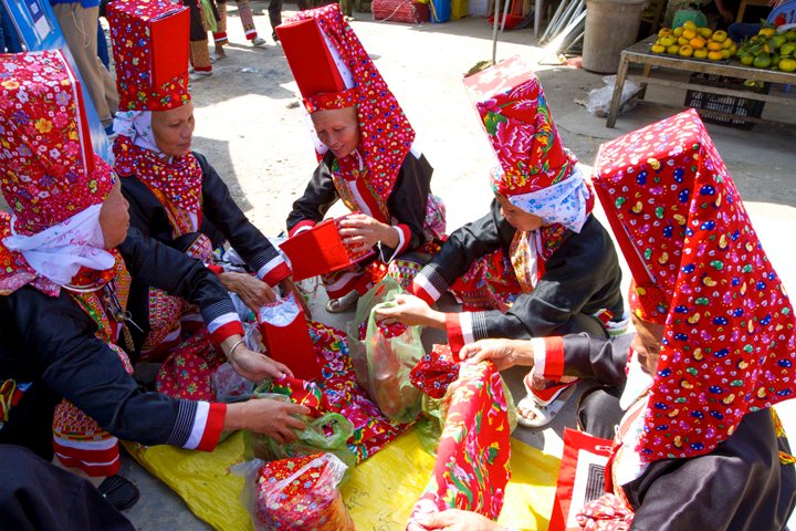 Phụ nữ Dao Thanh phán vùng cao Bình Liêu xuống chợ phiên chọn mua váy áo để đón Tết.