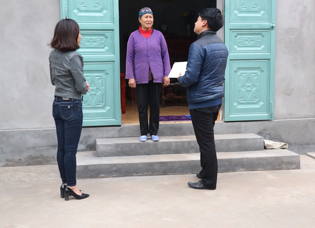 Cán bộ phường Kim Sơn đến thăm hỏi và nghiệm thu ngôi nhà của bà Đặng Thị Tuất, tổ 9 khu Nhuệ Hổ, phường Kim Sơn