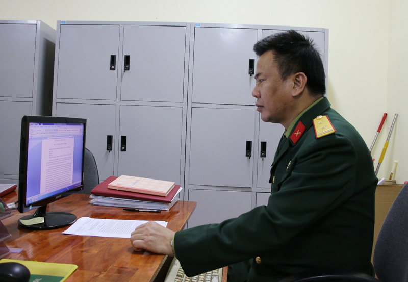 Trung tá Lê Văn Chung nghiên cứu