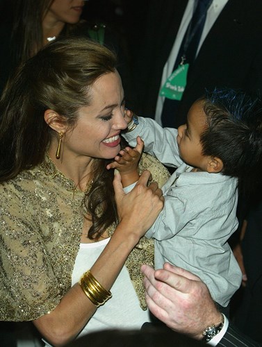  Khoảnh khắc vô cùng dễ thương của Angelina và con trai Maddox tại buổi công chiếu bộ phim 