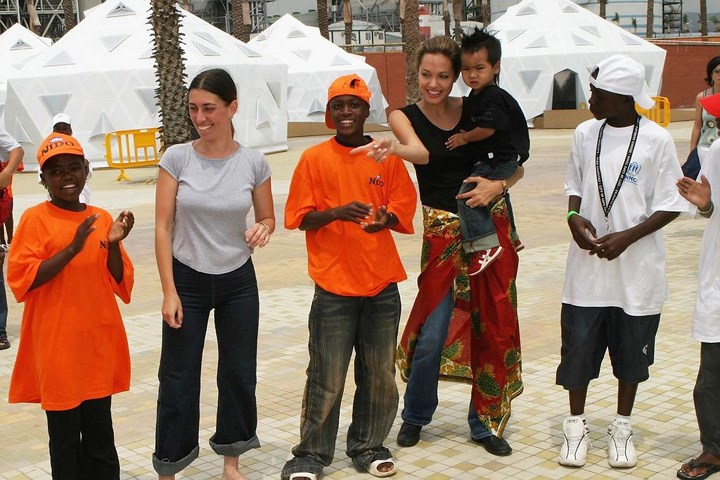   Cô mang theo Maddox đến Tây Ban Nha trong ngày Tị nạn thế giới năm 2004.